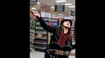 Daron Malakian gets lost in a store and calls for father #soad #systemofadown #daronmalakian
