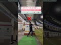 飛ばない方は手元とヘッドを一緒に押している。これでは遠心力が生まれず飛ばない。飛ばすには① 手首を柔らかく使い体の回転で振る② インパクト付近で手元を止める③ 手元が減速させヘッドが加速させる