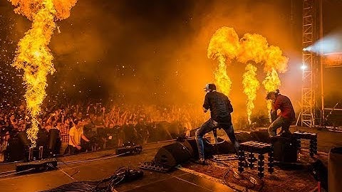 Thumbnail of 2CELLOS - Thunderstruck [LIVE]