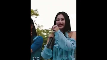 جيني اخبرتني امي ان اكون دائمن حذره من الرجال 