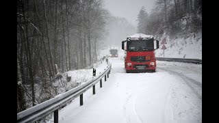 Rhein-Neckar-Kreis Starke Schneefälle Und Straßenglätte - Lkw Hängen An Steigung Fest