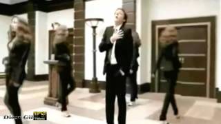 "Ever present past" Paul McCartney teaches how it goes in his Hofner bass