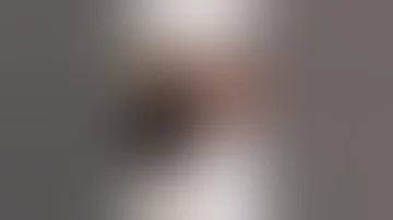 هندي يطقطق على موظفتين سعوديات وهم فالينها للآخر 