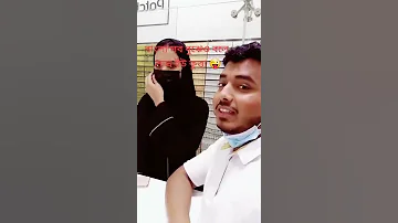 هندي يطقطق على موظفتين سعوديات وهم فالينها للآخر 