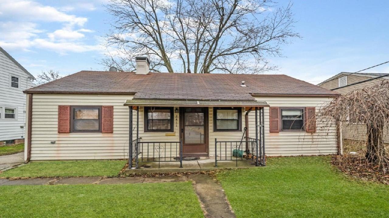 2411 Cambridge Boulevard, Fort Wayne, IN Presented by Justin Geeting.