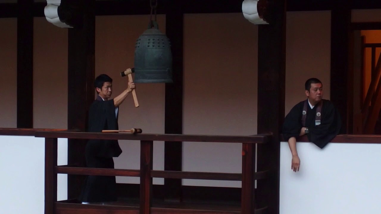 西本願寺 喚鐘（かんしょう） - YouTube