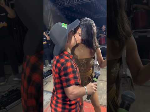 Anãozinho Lima deu um selinho na moça