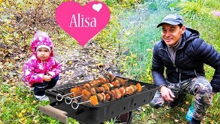 Алиса и папа жарят ШАШЛЫКИ Провожаем лето ПИКНИК У ДОМА Детский канал Little baby Алиса Алиса и папа жарят ШАШЛЫКИ Провожаем лето ПИКНИК У ДОМА Детский канал Little baby Алиса