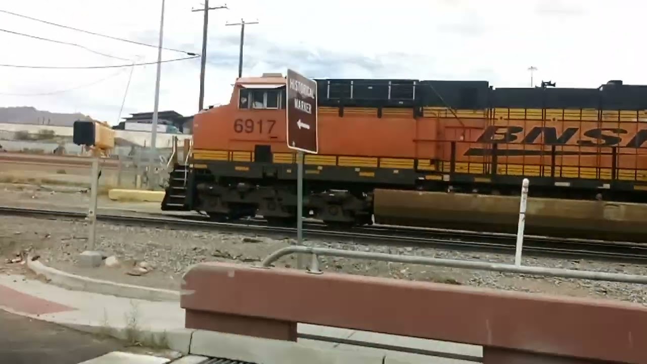 BNSF ES44C4 6917 leads grain with FXE 4052