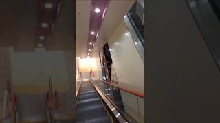 चलतीसीढ़ी escalator　এসকেলেটর escalier mécanique درج متحرك　馬耳東風    tangga elektrik 电梯　#escalator