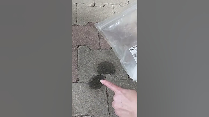 Posyp tym kostkę brukową. Plamy po oleju znikną