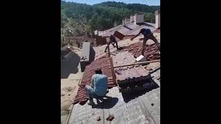 Parasını Alamayan Işçiler Çatıyı Söktü