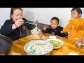 媳婦煮啥好吃的，放很多小白菜，孩子大口大口吃真香 | Boiled pearl powder, put a lot of cabbages, the children eat really sweet