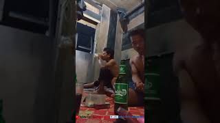 Kuli Kekar Berotot Sixpack Sexy Mantap Lagi Santai Sing Song