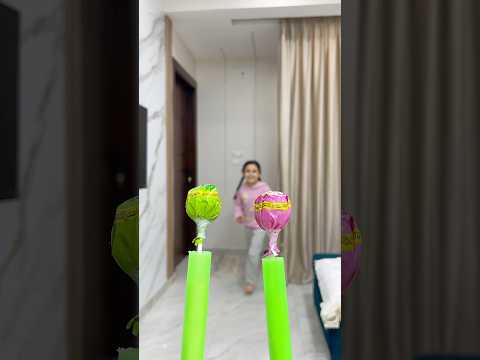 الطفل يريد مصاصة كبيرة