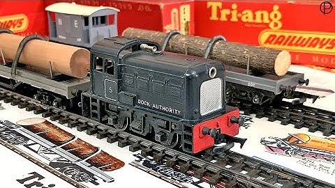 Tri-ang Railways R.253 Dock Shunter with Bogie Bolster Wagons with Log Loads