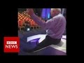 David Dimbleby slides down new Question Time set - BBC News