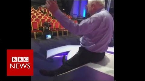David Dimbleby slides down new Question Time set - BBC News