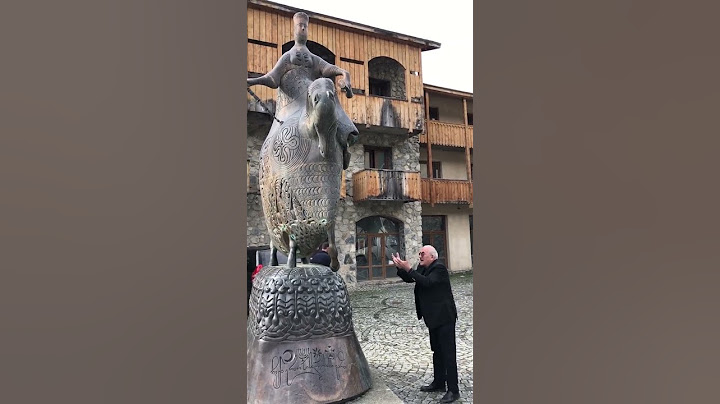 გრიშა ონიანი თამარ მეფის ძეგლს დასტირის მესტიაში...