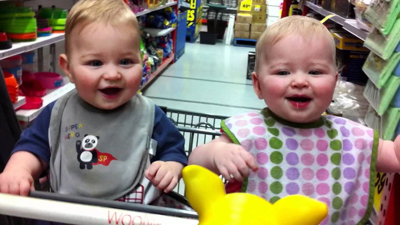 双子の赤ちゃんがゲラゲラと大爆笑 一体何をそんなに笑っているの 赤ちゃんtv