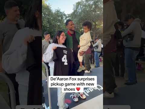 De’Aaron Fox giving back to the community 😊 (via spurs/TT)