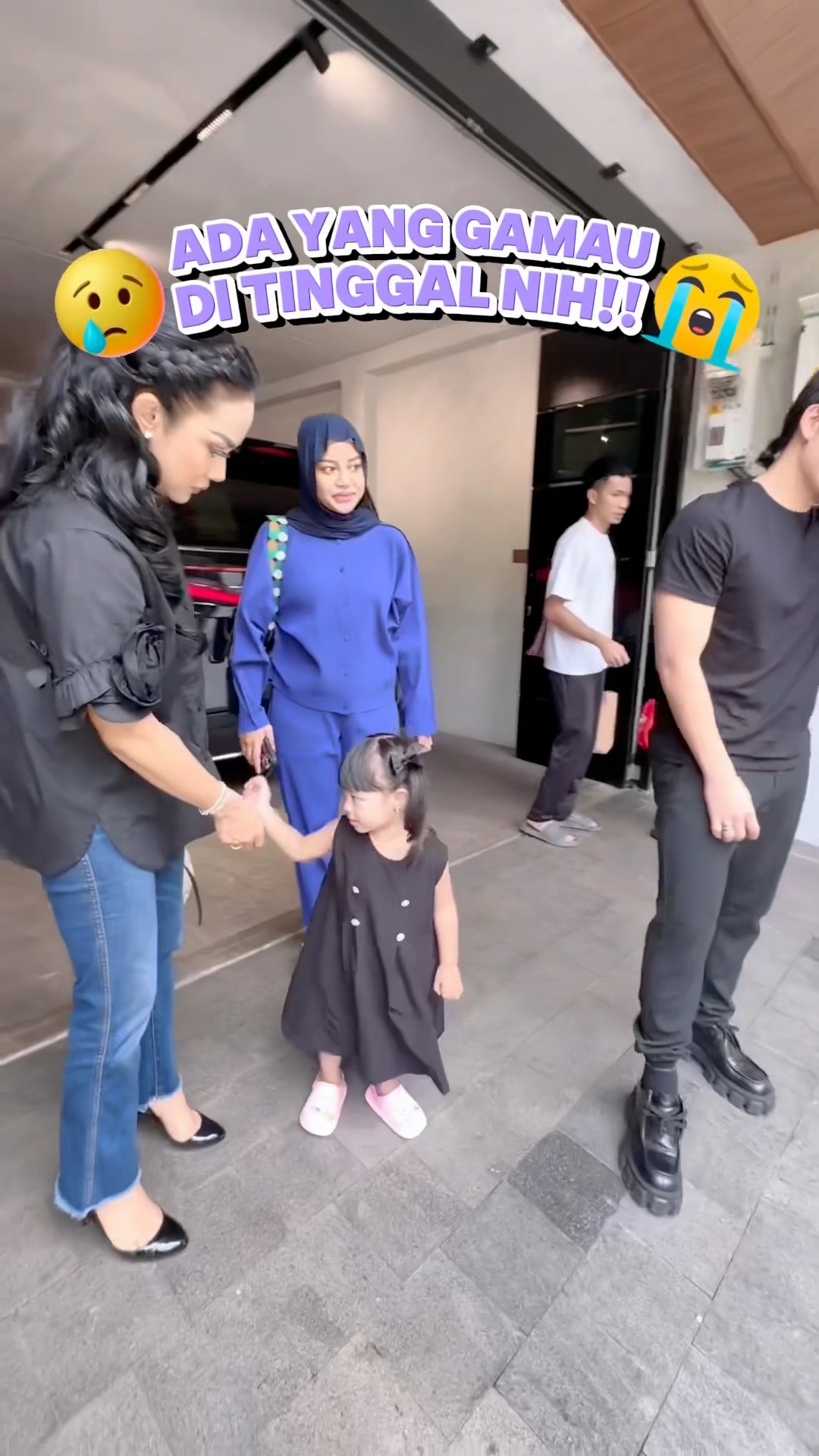 Udah lama gak ketemu Gemmi jadinya gamau pisah ?