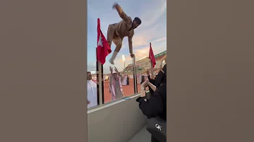 متداول طالب في كلية الملك عبدالعزيز الحربية يشارك والدته فرحة التخرج السعودية 