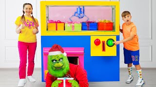 Grinch Steals Diana and Roma's Presents by Diana and Roma EN 119,193 views 9 days ago 9 minutes, 40 seconds