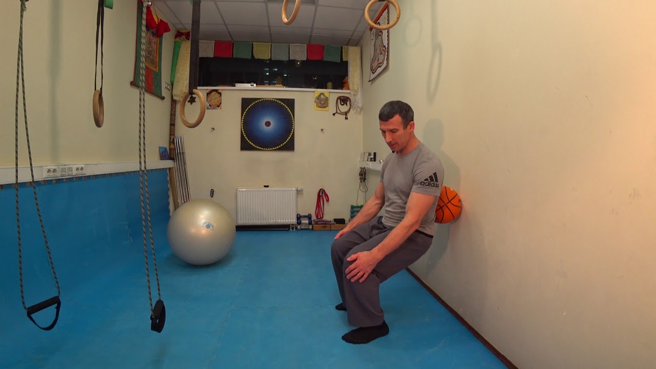 Прокатывание спины на мяче стоя