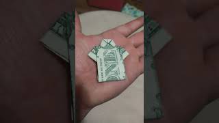 Has una Camisa con un Billete