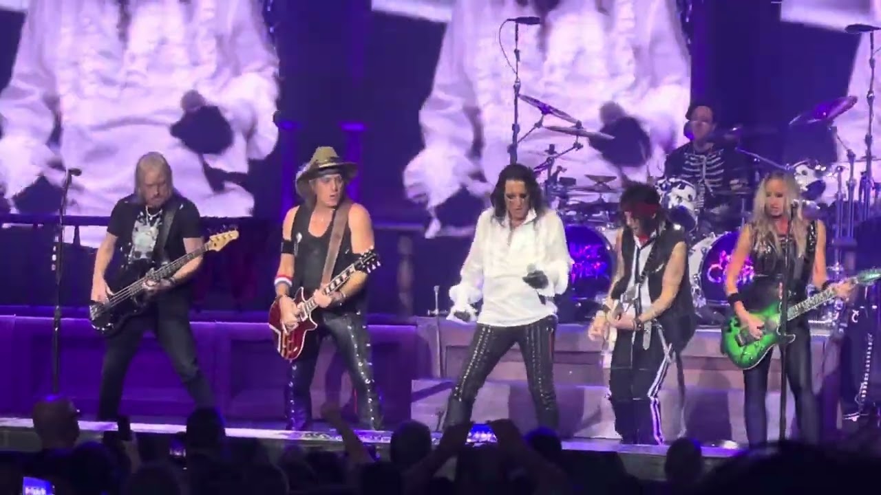Alice Cooper - Paranoid (Black Sabbath Cover) (Live From Chattanooga Tennessee)