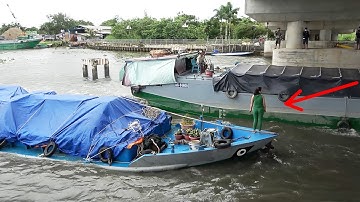 Sà lan chạy tốc độ cao qua cống khi gặp mưa