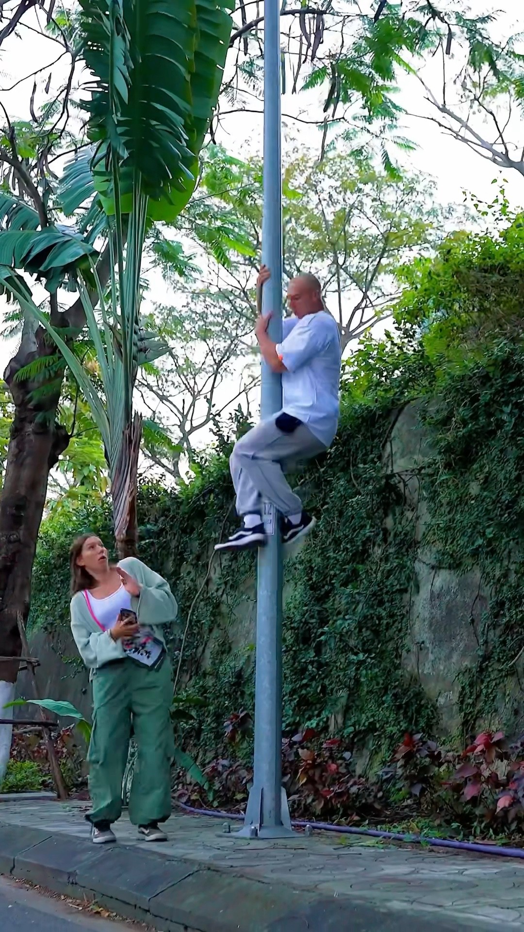 How to Pick Up a Girl Like a Pro? #kiryakolesnikov #funny #prank #love #comedy #stunt #parkour