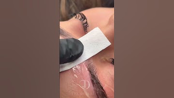 Ever seen a brow wax this close up? Satisfactions level 1000 😍 #tutorial #eyebrows #waxing