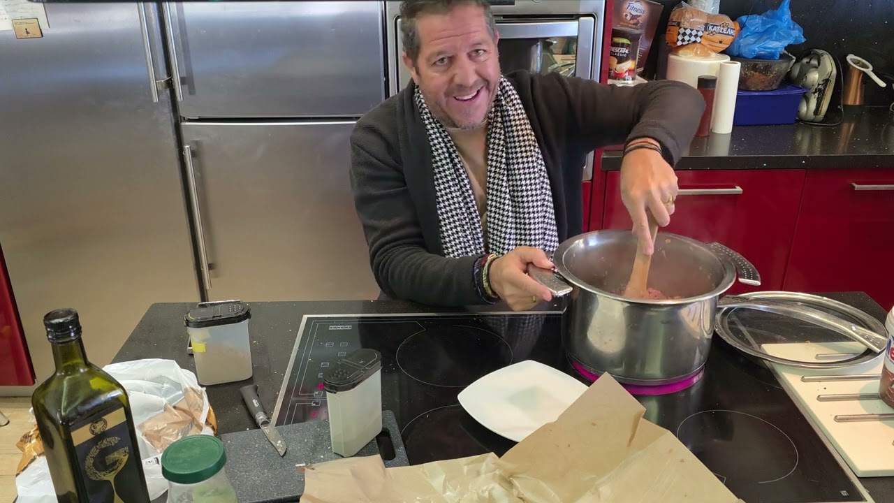 Μακαρόνια με κιμά τα μακαρόνια ψημένα μέσα στον κιμά  και ομελέτα με βρουβασταχα  μαγειρική καθήμενη