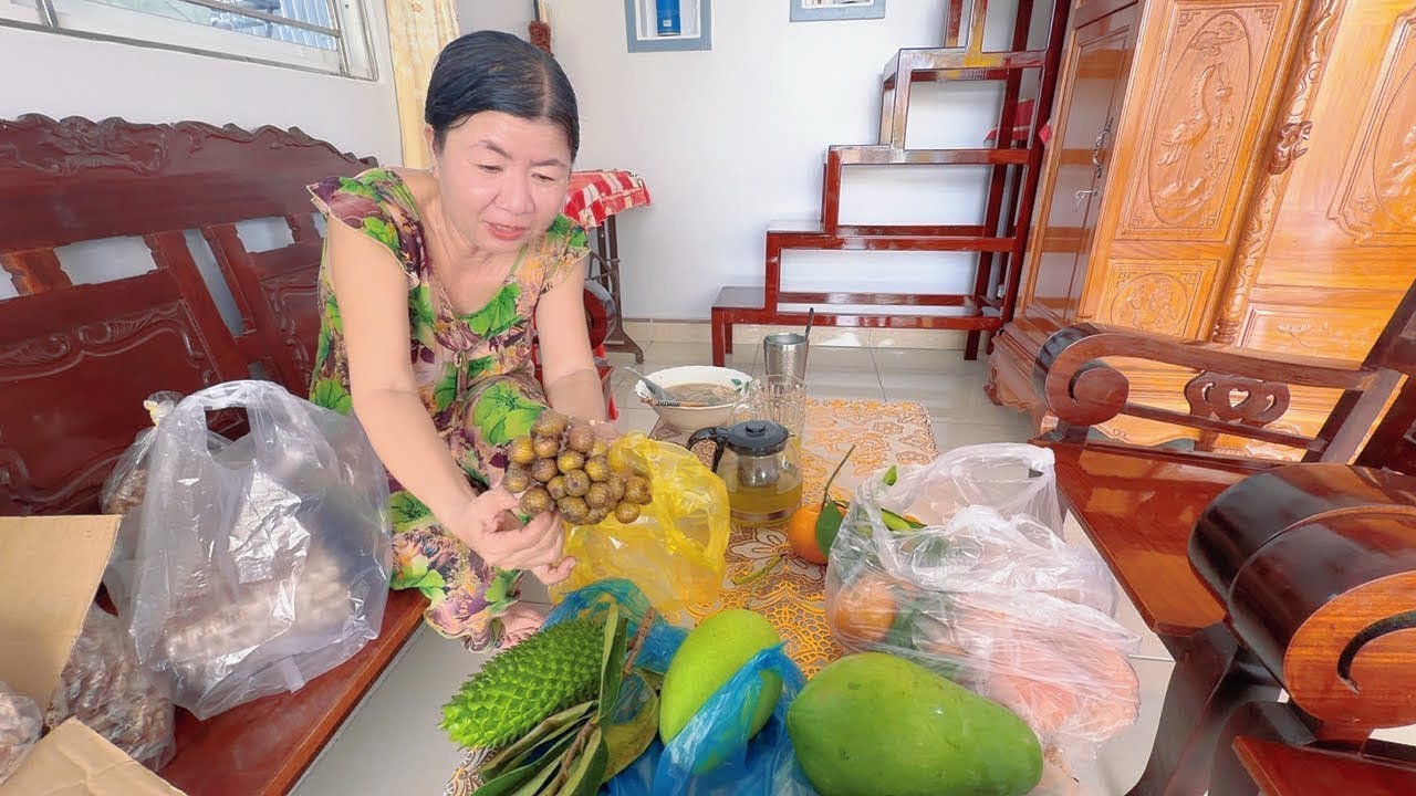 Mẹ mua mâm ngũ quả và bông về chưng Tết cuối năm giá cả tăng gấp đôi gấp ba