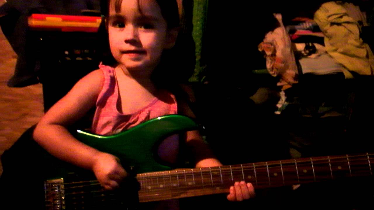 LEITO RAMONE SINGING - BLITZKRIEG BOP