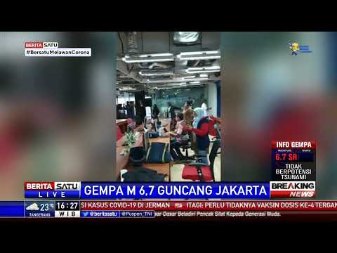 Suasana Warga Berhamburan Keluar Gedung Saat Gempa M 6,7 Guncang Jakarta