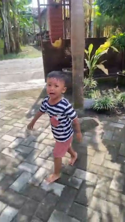 Anak kecil ngamuk nangis malah jatuh,Kasihan