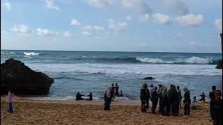 Menikmati suasana pantai yang indah