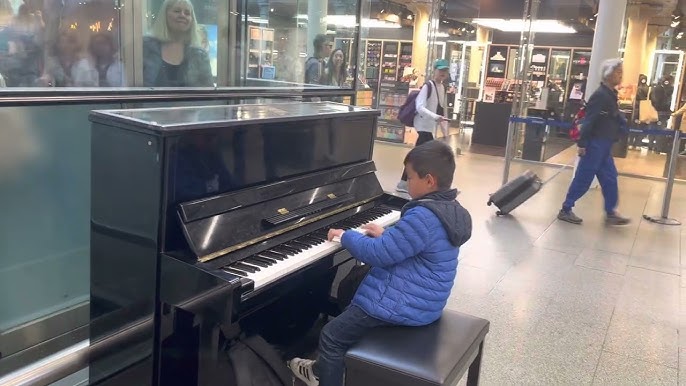 Jogando Um Piano Na Estação De Trem De St Pancras Foto de Stock Editorial -  Imagem de plano, capital: 46387918