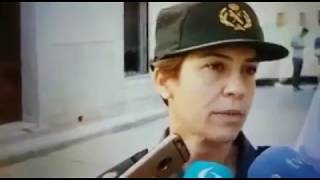 Recibe 8 puñaladas, le quita el cuchillo a ella, y le da a ella una, en defensa propia....