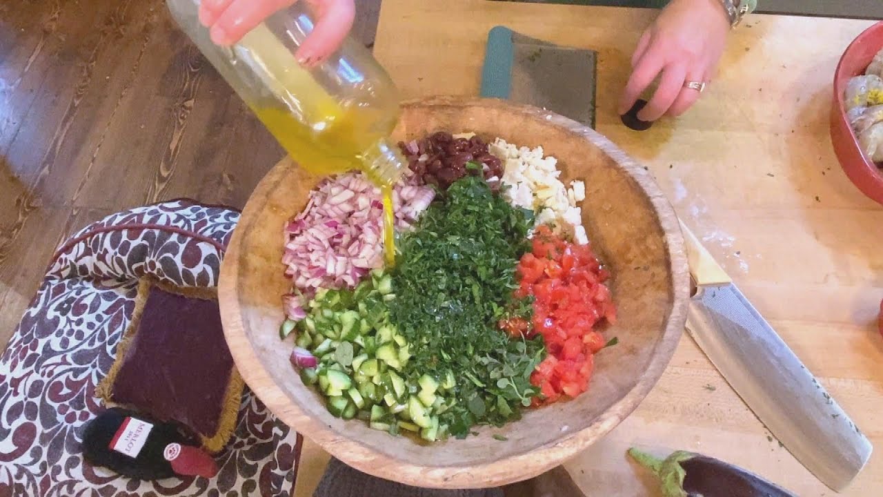 How To Make An Easy Greek Salad | Rachael Ray | Rachael Ray Show