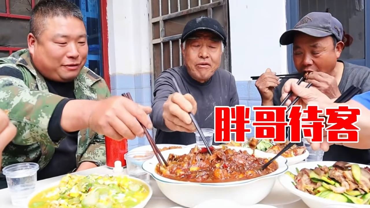 老瓦匠们来泥墙了，年龄大了干活不太完美工头让他们返工，胖哥却说：不用！自家房子不讲究甚至还给他们整了一桌小菜！