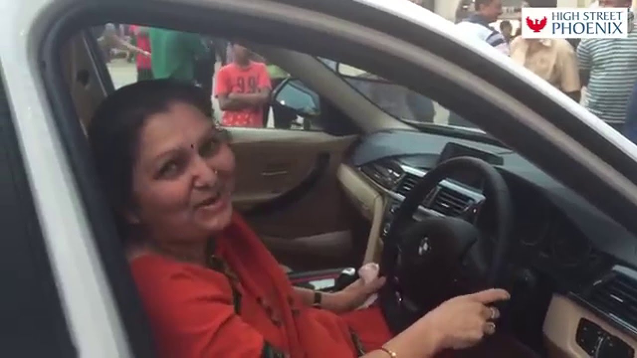 Meena Chhichhia wins a BMW at High Street Phoenix