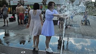 Girls, a fountain and fun wet summer dresses! / Девушки, фонтан и веселые мокрые платья лета !