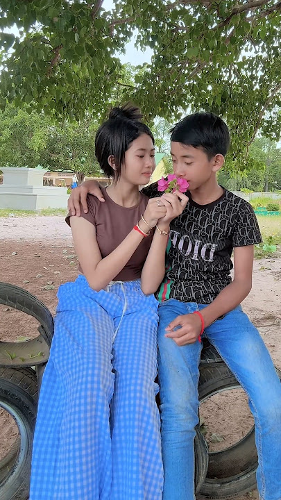 Her smile after receiving flowers… priceless 💕#Love #CoupleGoals #SweetMoment #RomanticSurprise