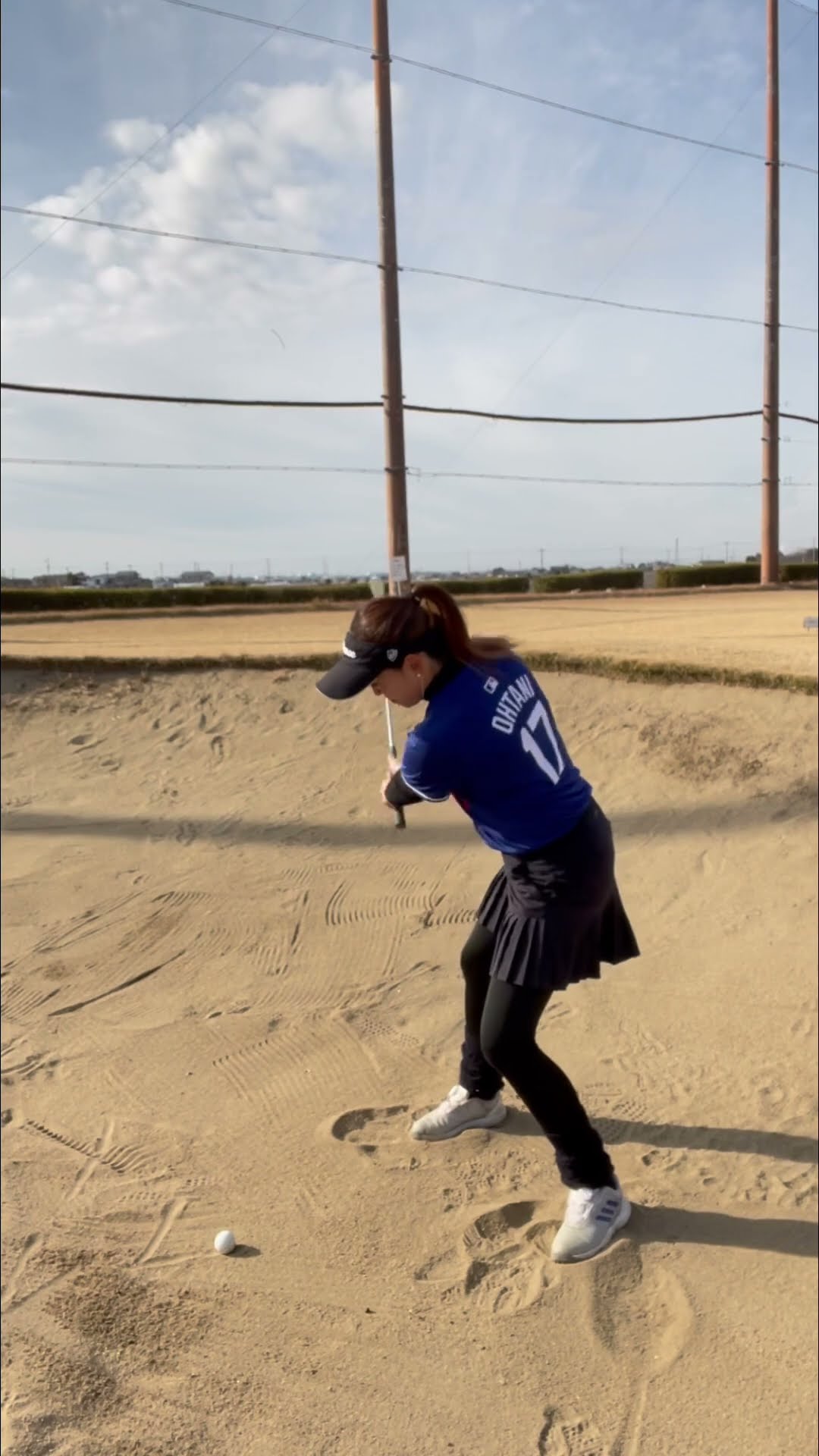 左足下がりバンカーは下へ下へ振り抜きますよ #golf
