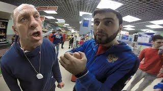БОРЗЫЕ ОХРАННИКИ И ЛЫСЫЙ ЗЕК НАБРОСИЛИСЬ НА ПОКУПАТЕЛЯ В ПЯТЁРОЧКЕ ! БОРЗЫЕ ОХРАННИКИ И ЛЫСЫЙ ЗЕК НАБРОСИЛИСЬ НА ПОКУПАТЕЛЯ В ПЯТЁРОЧКЕ !