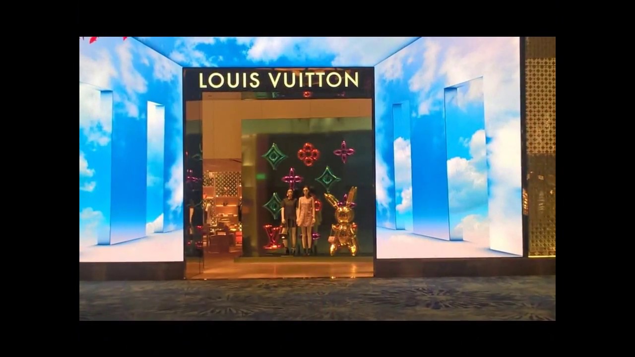 Louis Vuitton Singapore Airport - YouTube